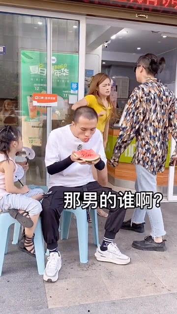 男子吃瓜情侣吵架