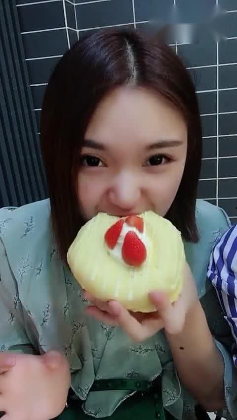 美女搞笑吃瓜,欢乐无限，笑料连连