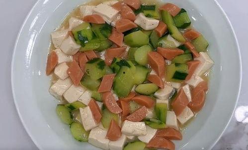 用刀削着吃瓜,夏日清凉美食体验