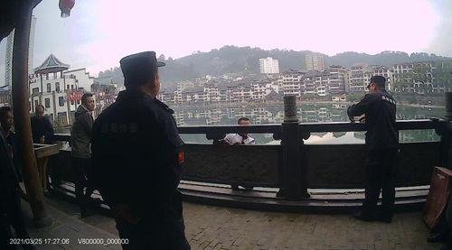 男子警察吃瓜,引发网友热议