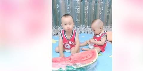 夏日吃瓜萌娃,甜蜜童年瞬间