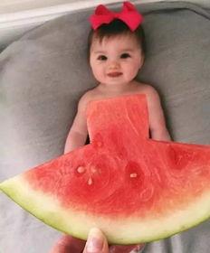 夏日吃瓜萌娃,甜蜜童年瞬间