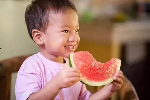 宝宝吃瓜的姿势,宝宝吃瓜的可爱瞬间