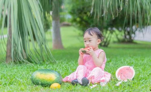 宝宝吃瓜的姿势,宝宝吃瓜的可爱瞬间