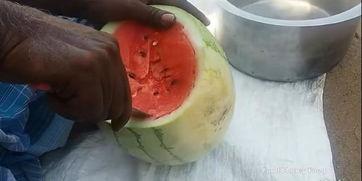 大叔吃勺瓜,一勺瓜香，尽享清凉时光