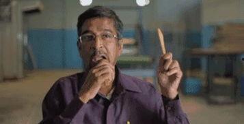 大叔吃勺瓜,一勺瓜香，尽享清凉时光