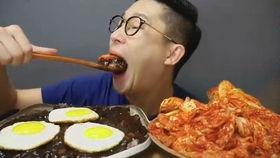 大叔吃勺瓜,一勺瓜香，尽享清凉时光